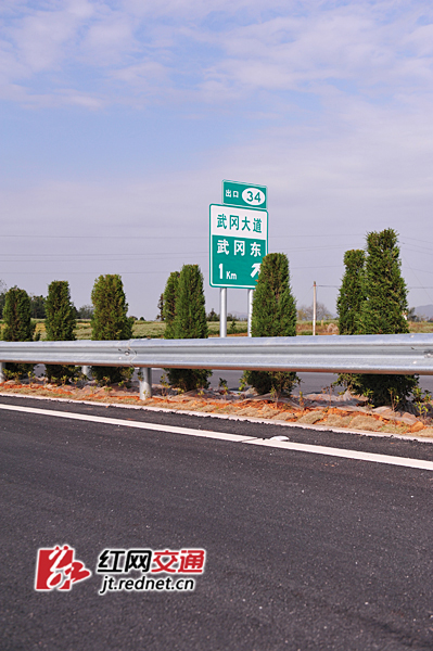 (图为洞新高速公路武冈段路面.)