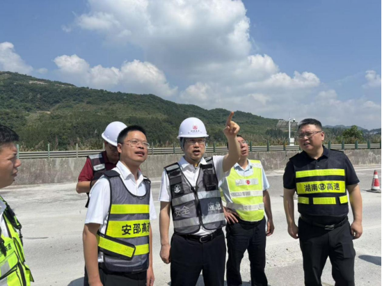 周超带队暗访督导高速公路安全生产和生态环保工作