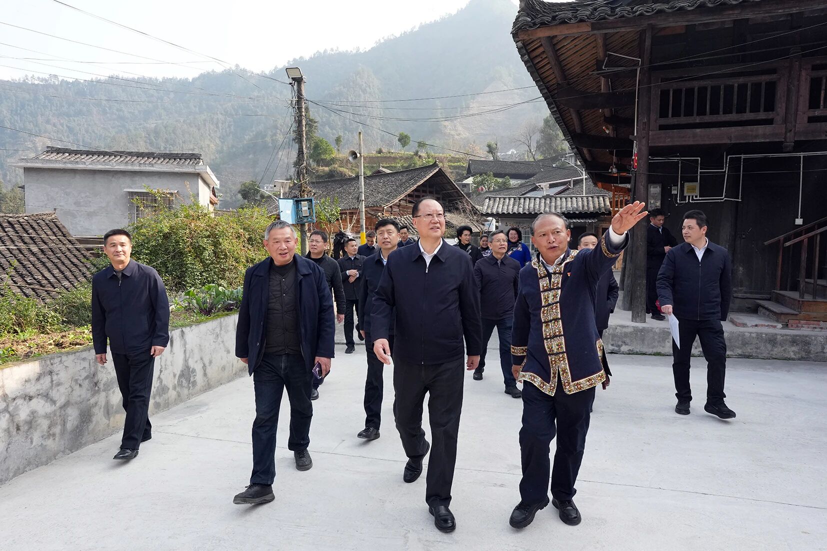 毛伟明在湘西自治州调研