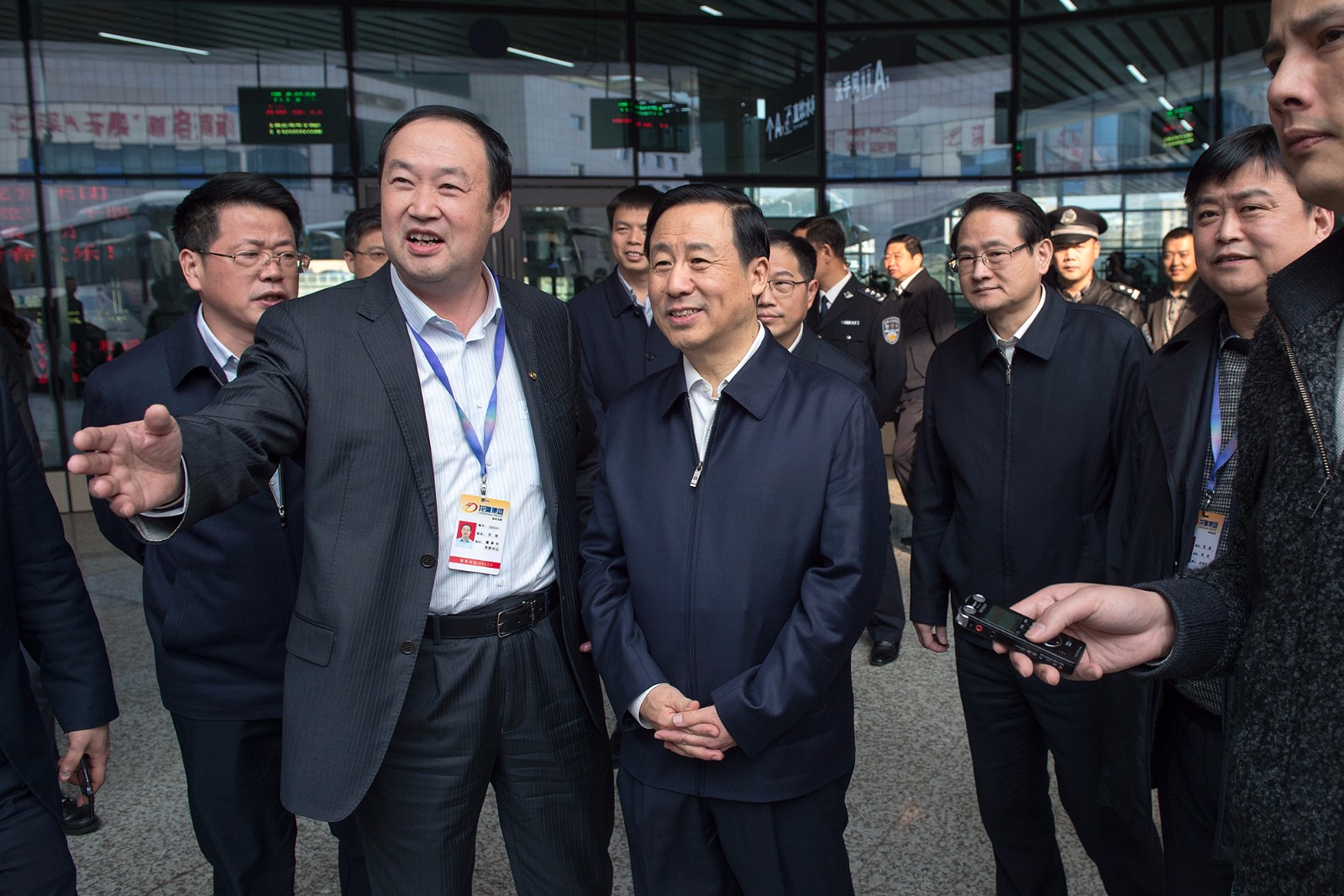 乘车区慰问驾驶员和旅客.jpg