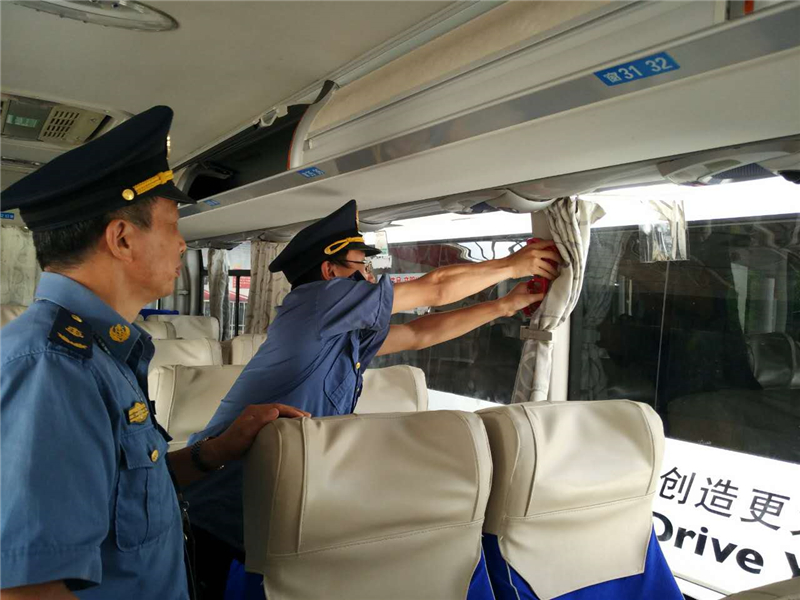 检查安全锤悬挂情况.jpg