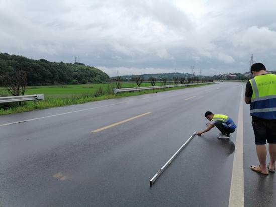 说明: 说明: 检测组进行沥青路面平整度检测