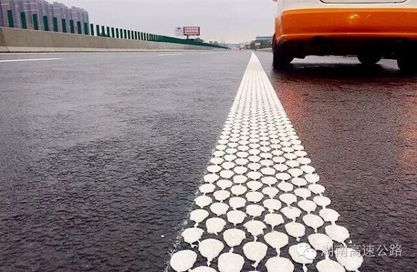 (这种鱼鳞结构的标线对雨水有导流作用,下雨的夜间比普通标线反光能力