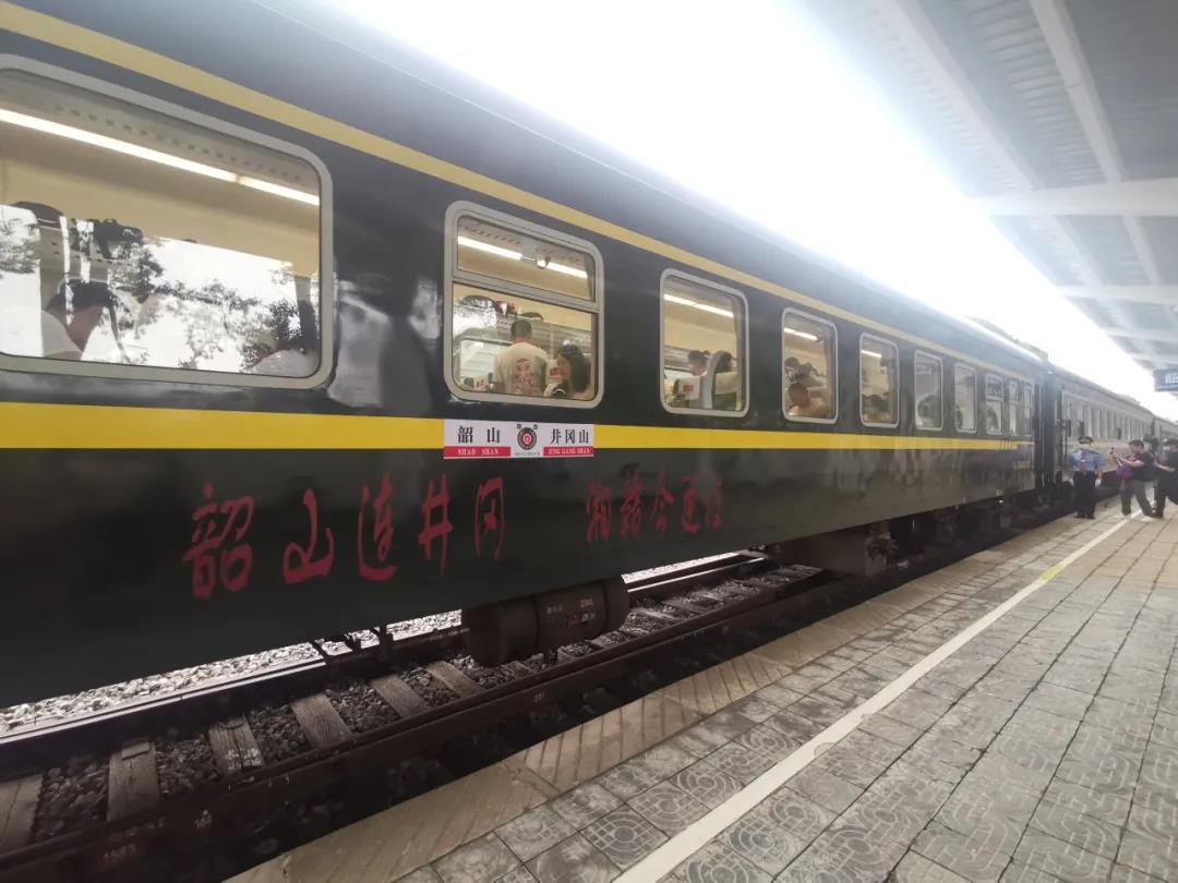 韶山至井冈山红色专列首发(图)