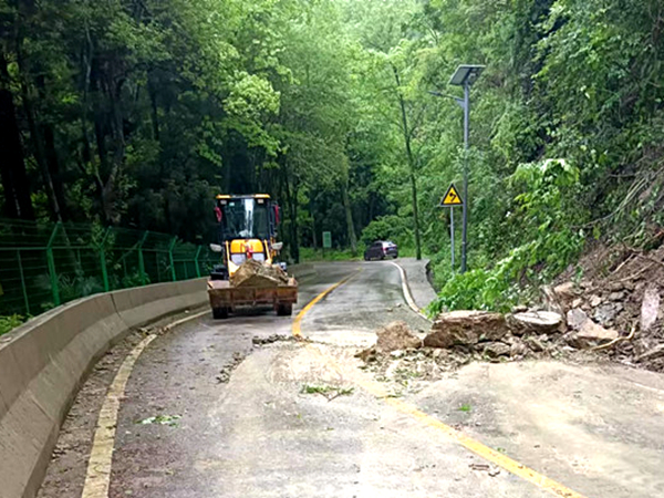 张家界市武陵源区 五一节期巡路处突 紧急排险清障保畅通