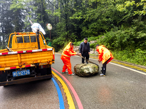 张家界市武陵源区 五一节期巡路处突 紧急排险清障保畅通