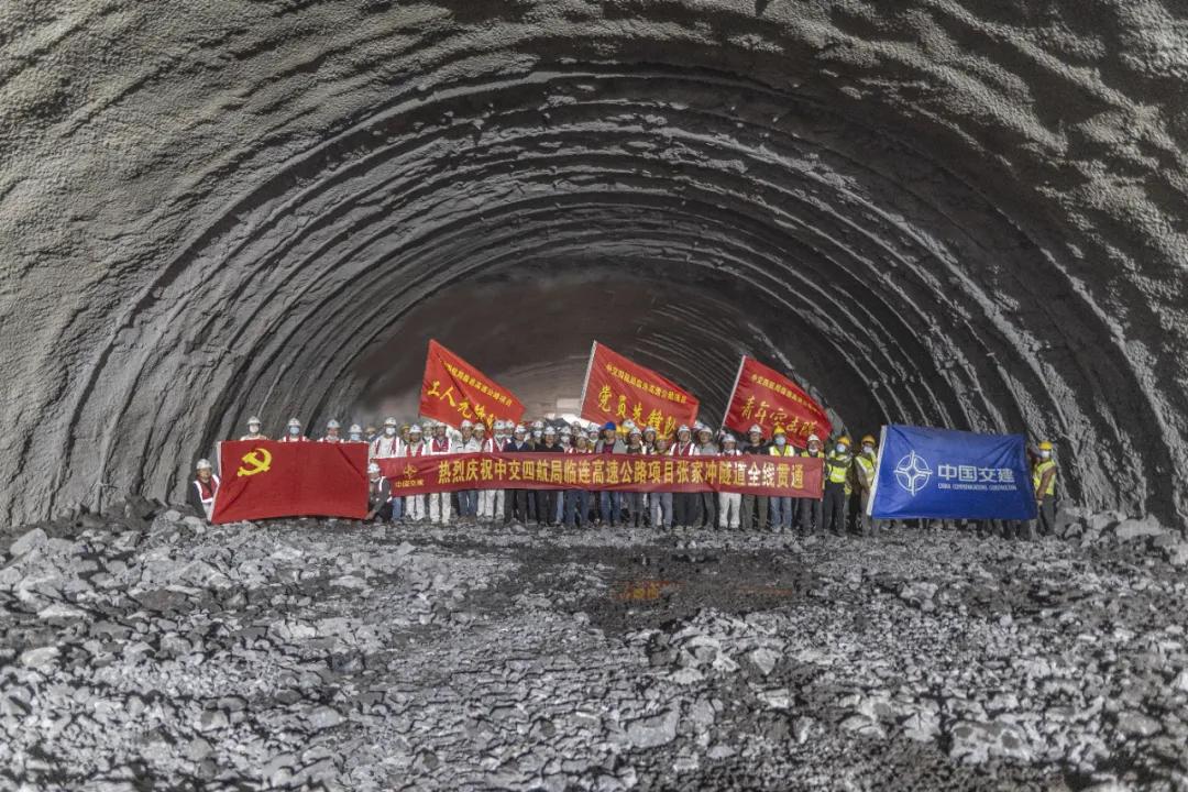 聚焦重点项目 ▏临连高速公路张家冲隧道全线.